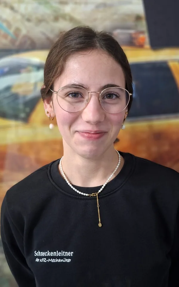 Andrea Kandra, KFZ-Lehrling und Kundenservice